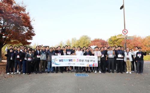 бϼп  ѸбǷ ֿ ڰ  5ֳ  翡   Կϰ ִ. [=ѸǷ]<br>