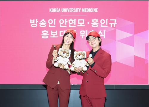 (���ʺ���) ����� ������, ���׸� ȫ�α԰� �������Ƿ�� ȫ����� ���˽Ŀ��� �������� �Կ��ϰ� �ִ�. [����=�������Ƿ��]<br>