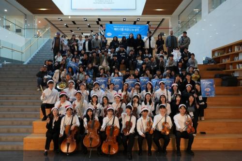 ���� 17�� ���ϵ� ���ֽÿ� ��ġ�� ���ƽ�ÿ��׷� ���簳�߿����� '�޸� ��Ʋ �ϸ��' ���ִܿ��� �������� �������� �Կ��ϰ� �ִ�. [����=��������]