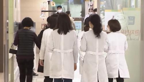 ������ �Ǵ� ���� ������ �Ǹ��� ������ 1�� 2000������ ���� �������� ���� ������ ��Ż�� ��� ������ �� ���к��� �Ƿ������� �̵��ϰ� �ִ�. [����: MBC ����ȭ�� ĸó]