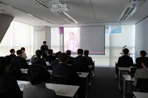 �߸�� ���忡�� ������ ���� Ȱ���� ���� ������ �󿵵ǰ� �ִ�. [����=�����߾��Ƿ��]