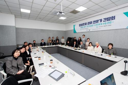 ������ 30�� �����ϼ��Ϳ��� ������ �ϻ����� ���� ������ ����ȸ���� �����ڵ��� ��� ������ ��� �ִ�. [����=�����ϼ���]