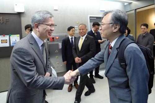 ȫ�±� ��12�� �ǰ�����ɻ��򰡿���(������)�� 17�� ���� �� ù �ຸ�� �����ǻ���ȸ�� ã�� ���ÿ� ȸ��(����)�� �ݰ��� �Ǽ��ϰ� �ִ�. [����=����� ����]