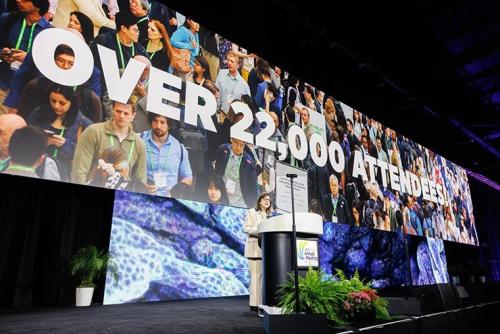 4�� 17��(�����ð�) �̱� �����̰� ������ ���Ϳ��� ���� ���̱��Ͽ�����ȸ 2026 �����м���ȸ(AACR 2026)�� ���� ����. �̹� ��ȸ���� �� ���� 2�� 2000�� �̻��� �� �����ڿ� ���̿� ���� �����ڰ� �����ϸ� ���� �ִ� �Ը� ����ߴ�. (����=�̱��Ͽ�����ȸ)