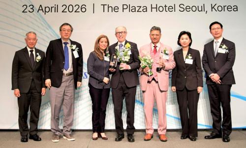 4��23�� �����ö���ȣ�ڿ��� ���ֵ� ��2026 ������ſ�����(IVI)SK���̿����̾� �ڸ��ƻ� �û�Ŀ��� ������, �û��ڿ� �ֿ� �����ڵ��� �Բ� ��� �Կ��� �ϰ� �ִ�. [���� ���ʺ���: ���� ��IVI �繫����, ������ �� ��������������, ������ �� ��������û��, �������� ���� ������Ÿ��(Walter Orenstein) ���� �κ�, ���� ����� �����ߵ��� ��Ż����� ��Ʈ��ũ(DCVMN)���� ������ ����(Rajinder Suri) �ְ��濵��(CEO), ����� SK���̿����̾� ����] (����=SK���̿����̾� ����)