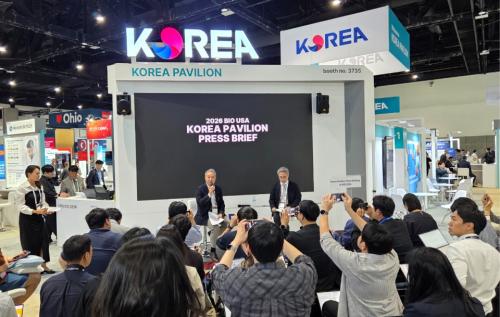 �ѱ����̿���ȸ �̽±� ��ȸ��(����)�� KOTRA ����� ���幫�������� BIO USA 2026 �ѱ������� ���� ���ڰ���ȸ���� ���� ����� ���ǿ� �亯�ϰ� �ִ�. (���� = �ѱ����̿���ȸ ����)