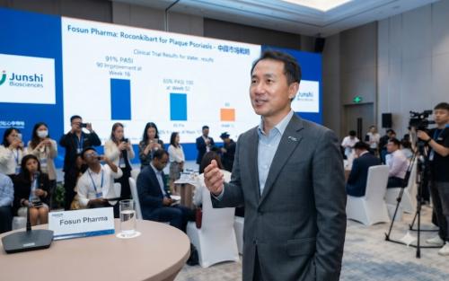 Ǫ������(Fosun Pharma, ������)�� �۷ι� ������� ġ���� ������ �������� �ִ� �߱� �Ǽ� ġ���� ���忡 ���� �����ߴ�. (������ ����� ���ظ� ���� ���� AI ���̳��̸� Ȱ���� ������ �̹���)