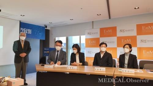 ����ѳ��к���ȸ�� 19�� �繫������ ���� 40�ֳ� ��� ���ڰ���ȸ�� �����ߴ�. ������ �̻���, ������ �ѹ��̻�, ������ ȫ���̻�, �̿��� �����̻�, ��μ� �м��̻�(�������κ���)