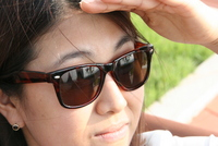 한 여성이 자외선으로부터 눈 건강을 지키기 위해 선글라스를 착용하고 있다.
