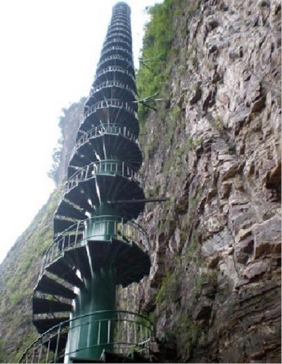 높은 절벽 옆에 나선형 계단이 끝이 보이지 않을 정도로 연결되어 있다.   
