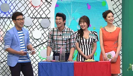 MBC Queen '탑시크릿'에 출연한 민송아가 MC들과 다이어트 비법에 대해 이야기하는 장면