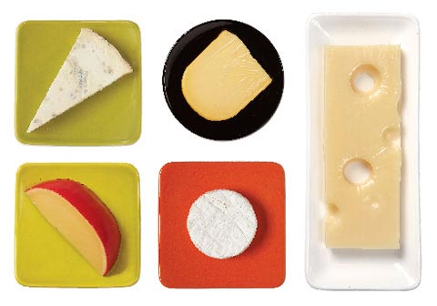 여러 종류의 치즈들이 접시에 담겨있는 모습