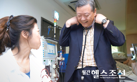 김성권 원장은 투석하는 환자들을 직접 꼼꼼하게 살핀다. 환자를 가까이서 보고 이야기 할 수 있는 직접 볼 수 있는 요즘이 정말 행복하다고 한다.