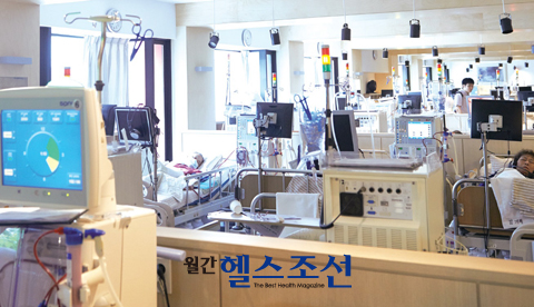 서울K내과의 투석실 모습. 39대의 투석기가 있고, 전문의 2명과 투석전문간호사 5명이 환자의 투석 전후를 체크한다.