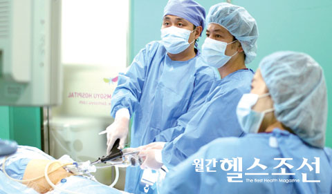 변건영 원장(왼쪽)이 단일공복강경으로 담낭절제술을 시행하고 있다.