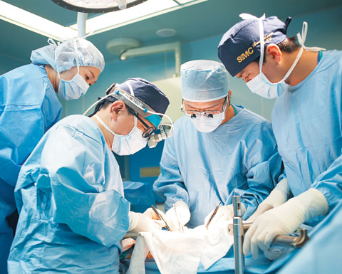삼성서울병원 장기이식센터 김성주 교수(왼쪽에서 두번째)가 신장이식 수술을 하고 있는 모습.