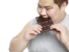 한 남성이 초콜릿을 먹고 있다.