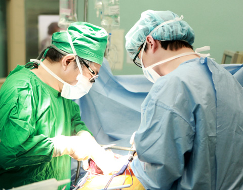 대구가톨릭대병원 의료진이 간이식 수술을 하고 있다.
