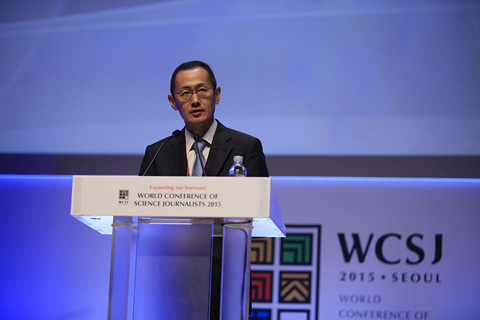 2012년 노벨 생리의학상을 받은 일본 교토대 야마나카 신야(53) 교수가 서울 코엑스에서 개막한 세계과학기자대회(WCSJ)의 기조강연을 하는 모습.