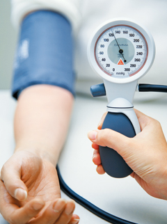 고혈압 환자의 혈압 조절률이 2009년 이후로 제자리걸음을 하고 있다. 술·나트륨 과잉 섭취 등 혈압을 높이는 생활습관을 가진 사람이 줄지 않고 있고, 높은 혈압을 가진 노인·비만 인구가 늘고 있기 때문이다.