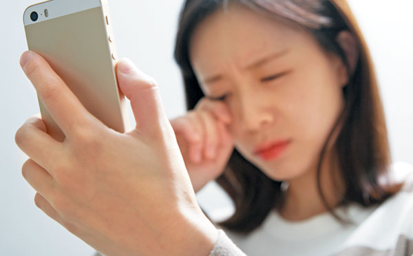청소년, 매일 2시간 스마트폰 보면 안구건조증 위험 껑충