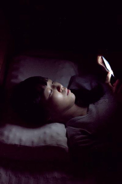 누워서 스마트폰하는 여성