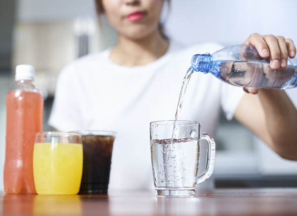 경미한 탈수 상태가 지속되면 비만, 당뇨병, 암 등의 위험이 높아진다. 체내 수분을 잘 유지하려면 순수한 물로 최소한 하루 다섯 잔은 마셔야 한다.