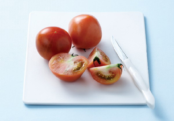 도마 위 칼로 썰려진 토마토