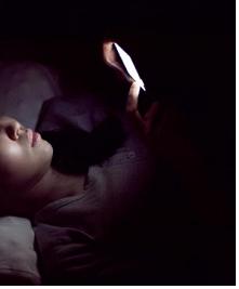 잠자리에서 스마트폰 하는 여성