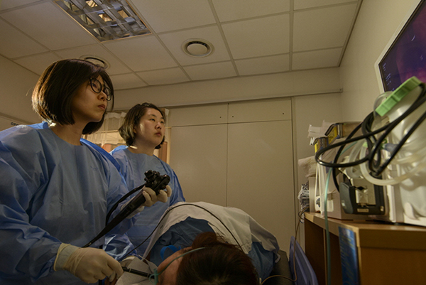 강남세브란스병원 소화기내과 김지현 교수(왼쪽)가 위내시경 검사를 실시하고 있다