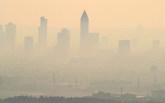 대기오염으로 뿌옇게 덮인 도시