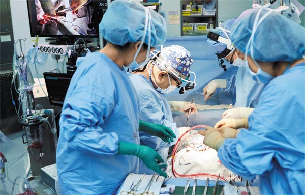 분당서울대병원 흉부외과 심장외과팀 박계현(왼쪽 두번째), 이재항(오른쪽 두번째) 교수가 상행 대동맥 치환술을 진행중이다.