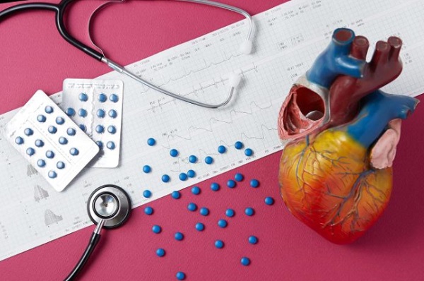 폴리코사놀 약들과 청진기, 심장 모형