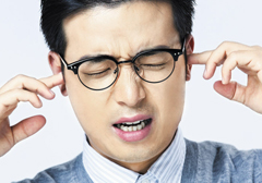 큰 소음을 듣고 귀가 일시적으로 먹먹해지는 증상이 24시간 이내로 회복되지 않으면 영구 손상됐을 수 있다.