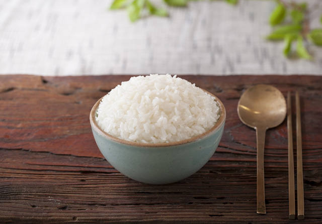 쌀밥이 담긴 밥그릇과 수저 사진