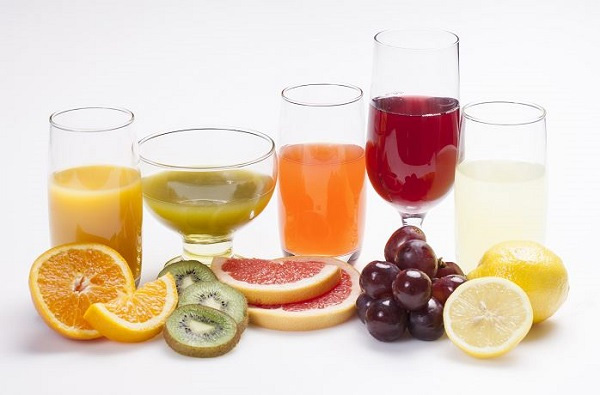 여러 종류의 과일 주스가 유리잔에 담겨 있는 모습이다
