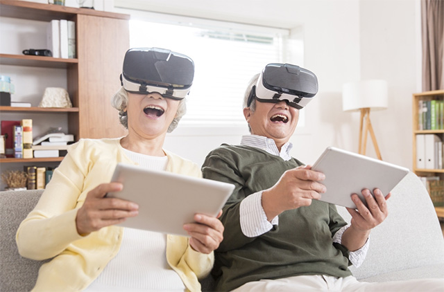 VR 안경을 쓰고 즐거워하는 노년 남녀