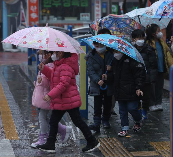우산 쓰고 가는 어린이들