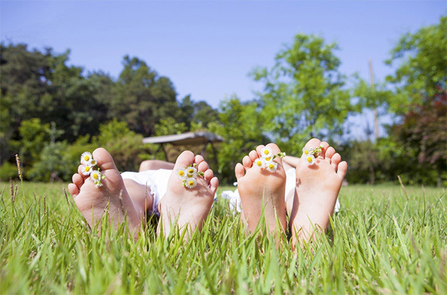 잔디위에 누운 사람들의 맨발