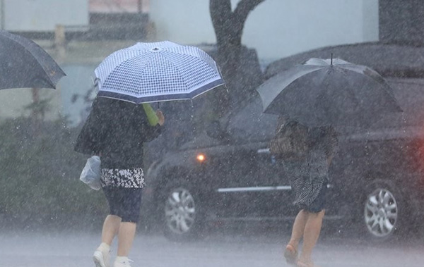 폭우 속 시민들 사진