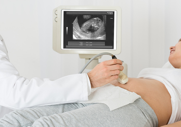 초음파 검사 받는 임산부 사진