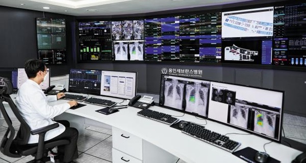 수술·중증 환자 징후, 환자 CCTV 영상 등을 총 12개 대시보드를 통해 한자리에서 볼 수 있는 통합반응상황실(IRS).