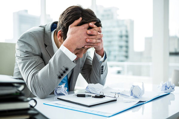 회사 책상 위에서 스트레스 받는 남성 사진