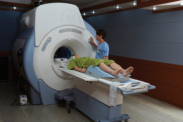 MRI 찍는 모습
