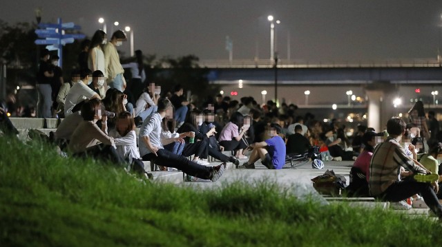지난 4일 밤 10시 30분쯤 서울 여의도 여의나루에 인파가 몰려있는 모습