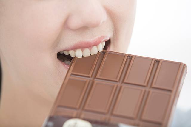 초콜릿 먹는 여성 사진