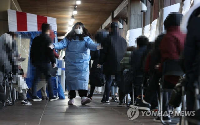 서울 송파구보건소 선별진료소에서 시민들이 코로나19 검사를 받기 위해 차례를 기다리고 있다