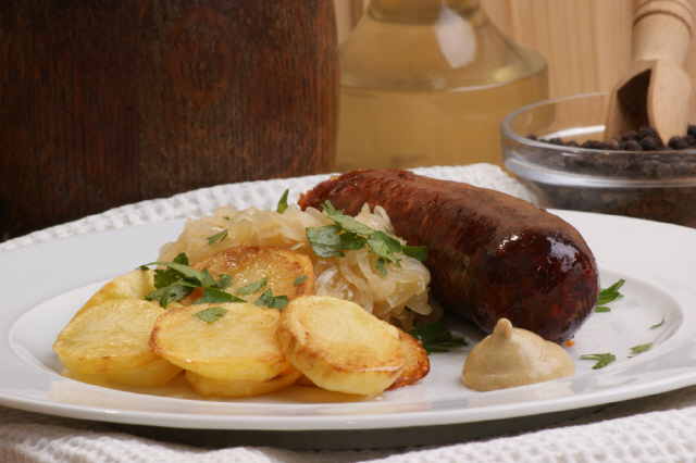 접시 위에 햄과 감자가 놓여 있다