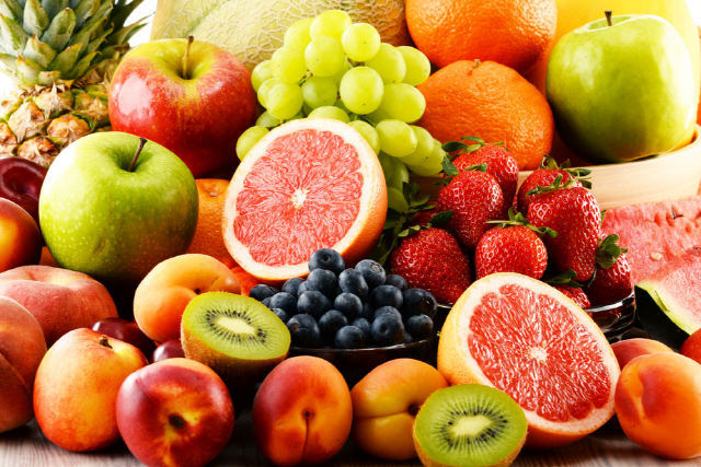 사과, 딸기, 포도, 오렌지, 복숭아 등 여러 과일을 모아놨다