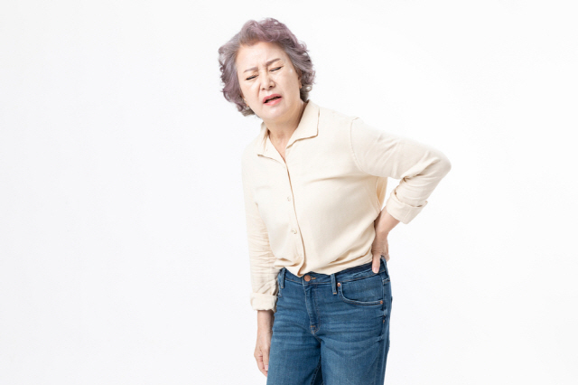 허리 통증 호소하는 노인 여성